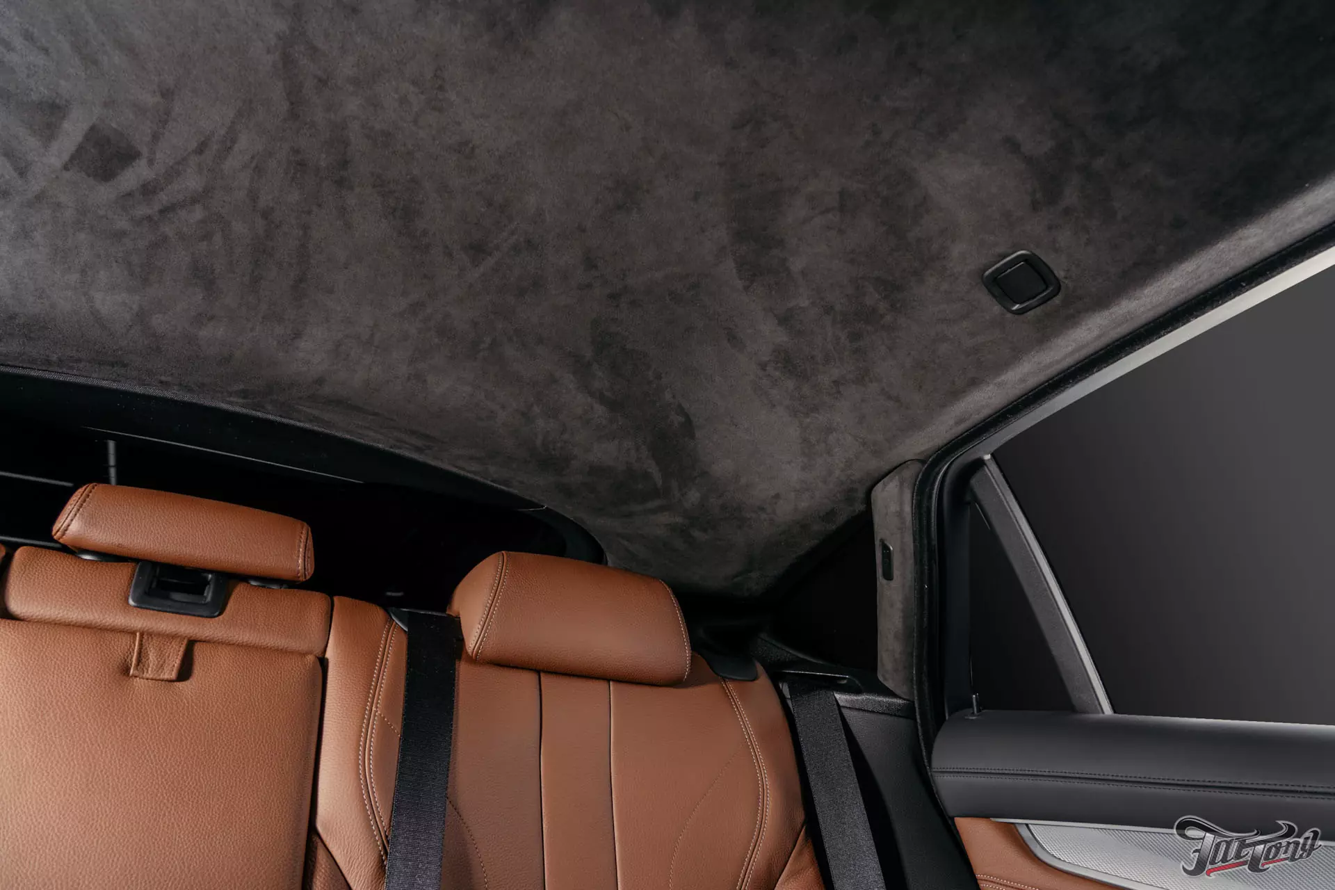 BMW X6. Перетяжка потолка в алькантару. Установка дополнительных сеток в бампер